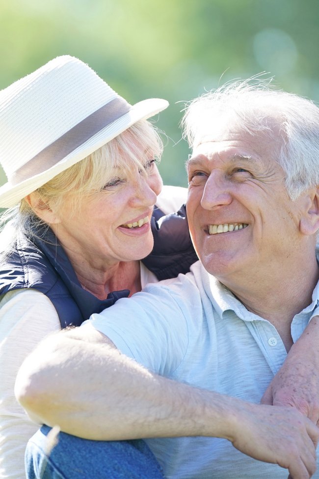 Ein älteres Paar umarmt sich