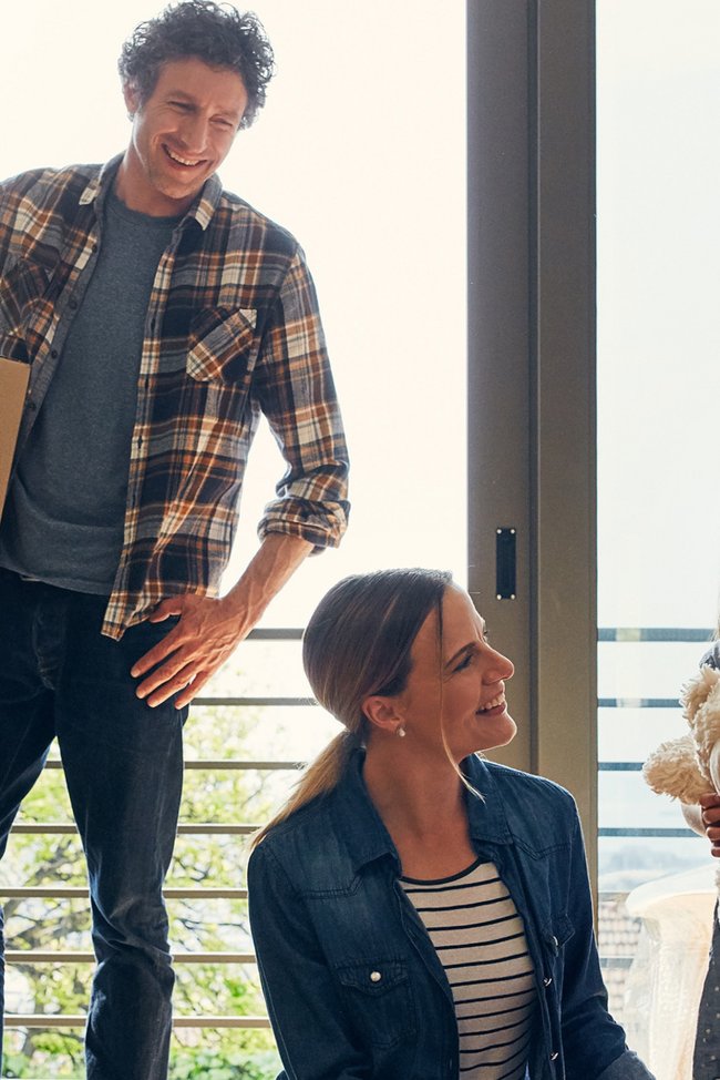 Familie bei Einzug in ihr neues Eigenheim