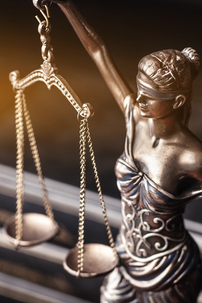 Statue einer Justitia mit Waage der Gerechtigkeit.